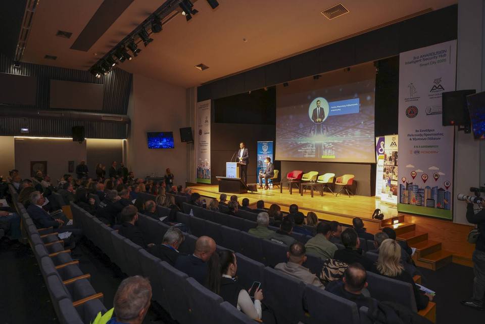 Η κατάμεστη αίθουσα του συνεδρίου με τη σκηνή στο βάθος