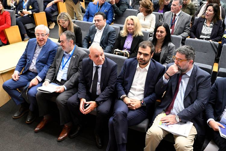 Εκπρόσωποι τοπικής αυτοδιοίκησης στο κοινό