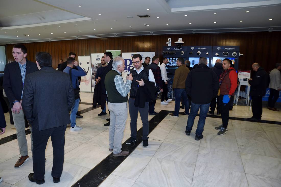 Επισκέπτες στον εκθεσιακό χώρο