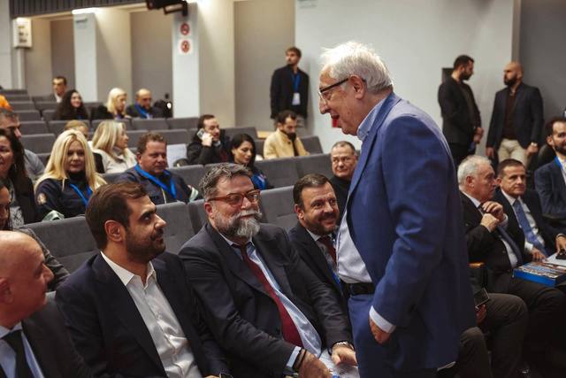 Συζήτηση μεταξύ συμμετεχόντων στο διάλειμμα